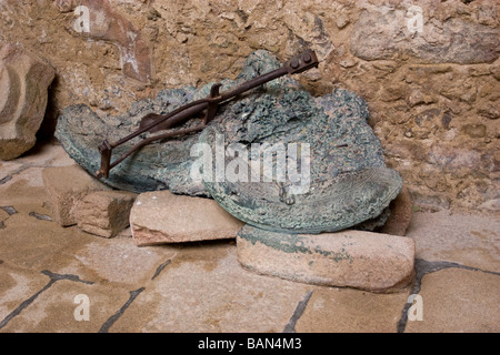 Geschmolzene Bell bleibt in der Kirche von Oradour Sur Glane Limousin France Stockfoto