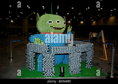 Canstruction Hunger Bewusstsein Nächstenliebe konservierte Lebensmittel Skulptur Wettbewerb Baby zusätzliche terrestrische alien Gebäudewand Stockfoto