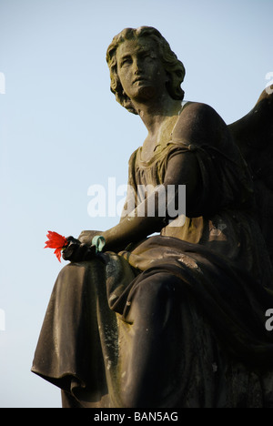 Detail des Engels, die Blume auf Grabstein in Glasgow Necropolis. Stockfoto