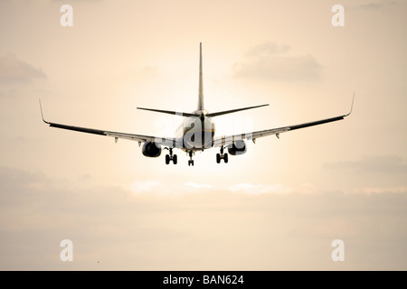 Ein Passagierflugzeug kommen, um am East Midlands Airport landen Stockfoto