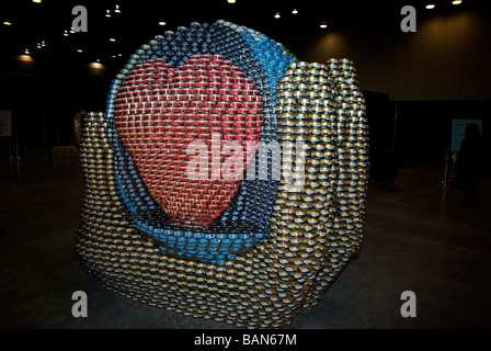 Canstruction Hunger Bewusstsein Charity Event Skulptur aus aus Dosen der gespendeten Lebensmittel in Dosen, die Food Bank gegeben werden Stockfoto