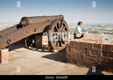 Touristen, die neben einer Kanone an Mehrangarh Fort, Jodhpur, Rajasthan, Indien Stockfoto