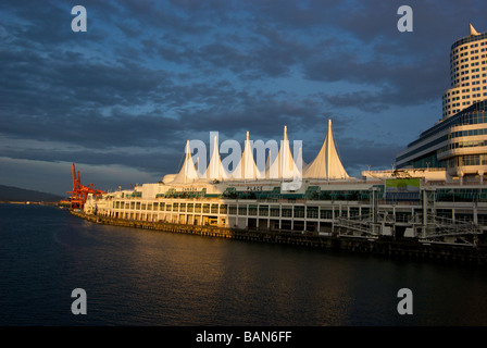 Teflon-Segel der Canada Place Vancouver Trade and Convention Centre Leuchten in der Abendsonne Stockfoto