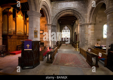 Innenraum einer normannischen Kirche, Kirche St. Cuthberts Norham in Northumberland Stockfoto