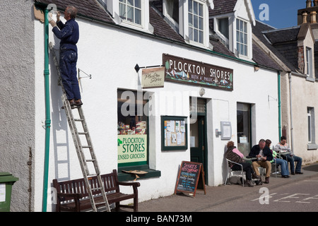 Familie Seaside Cafe in Plockton in Wester Ross, Schottland, Großbritannien. Eine Reihe von ordentlich lackiert Cottages auf der Küstenlinie nach der Kurve auf den Hafen. Stockfoto