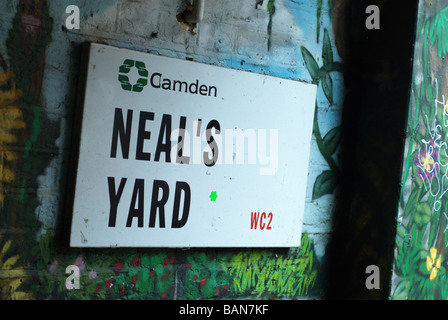 Straßenschild. Neals Yard ist ein schöner Innenhof in der Mitte des belebten Covent Garten versteckt. Stockfoto