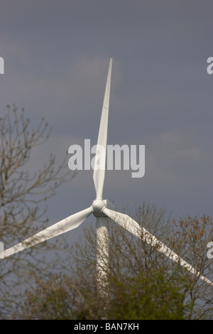 große einzelne Windkraftanlage zur Stromerzeugung für eine kleine Fabrik oder ein Krankenhaus in einer natürlichen Umgebung festlegen Stockfoto