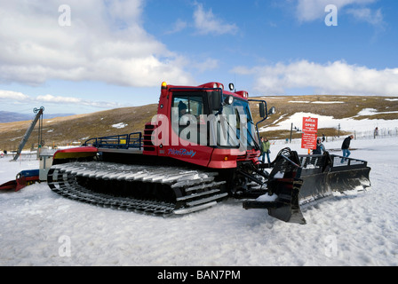 Piste-Beißer Maschine arbeitet auf Cairngorm Berg, vor dem Alpenschneehuhn restaurant Stockfoto