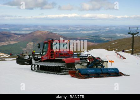 Piste-Beißer Maschine arbeitet auf Cairngorm Berg Stockfoto