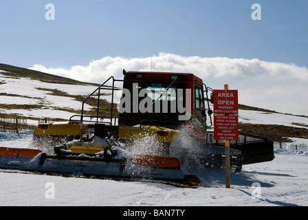 Piste-Maschine arbeitet auf Cairngorm Berg Stockfoto