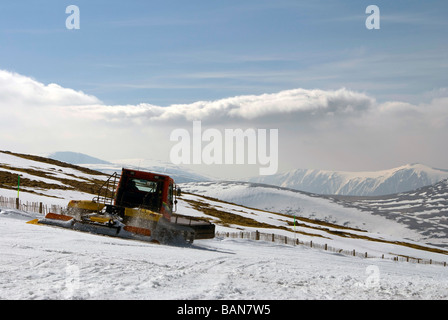 Piste-Maschine arbeitet auf Cairngorm Berg, in der Nähe das Alpenschneehuhn Restaurant Stockfoto