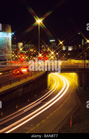 Ampel-Trails von Fahrzeugen, die in Richtung zu und von der Stadt Leeds bei Nacht Yorkshire uk Stockfoto