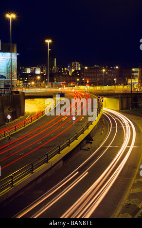 Ampel-Trails von Fahrzeugen, die in Richtung zu und von der Stadt Leeds bei Nacht Yorkshire uk Stockfoto