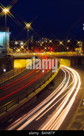 Ampel-Trails von Fahrzeugen, die in Richtung zu und von der Stadt Leeds bei Nacht Yorkshire uk Stockfoto