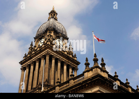 Flagge von Saint George fliegen aus Leeds Rathaus erbaut 1858, entworfen von Cuthbert Brodrick Leeds Yorkshire uk Stockfoto