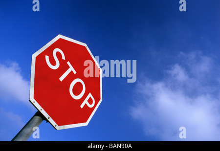 am Straßenrand Stoppschild an Kreuzung in der Nähe von Leeds Yorkshire UK Stockfoto