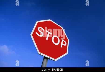 am Straßenrand Stoppschild an Kreuzung in der Nähe von Leeds Yorkshire UK Stockfoto