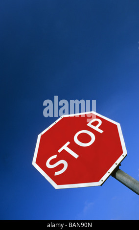 am Straßenrand Stoppschild an Kreuzung in der Nähe von Leeds Yorkshire UK Stockfoto