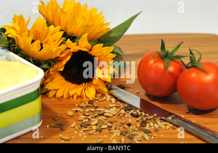 Gesunde Ernährung Bild mit Sonnenblumen, Butter zu verbreiten, Tomatos und Samen. Stockfoto