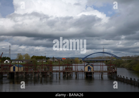 Lough Neagh Fishermans kooperative Aal Fischerei auf dem Fluss Bann Toomebridge Grafschaft Antrim Nordirland Vereinigtes Königreich Stockfoto