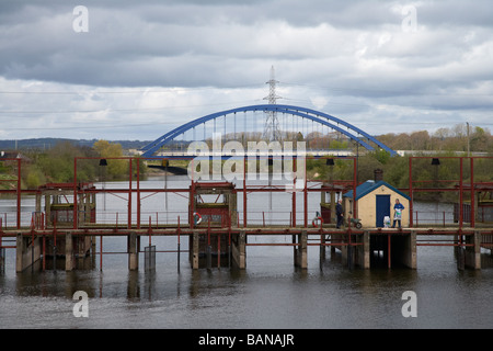 Lough Neagh Fishermans kooperative Aal Fischerei auf dem Fluss Bann Toomebridge Grafschaft Antrim Nordirland Vereinigtes Königreich Stockfoto