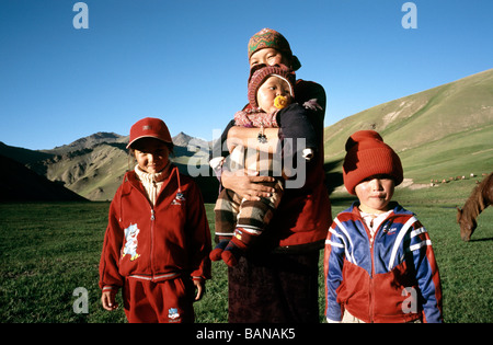 20. Juni 2006 - Nomad Mutter mit ihren Kindern im Tian Shan-Bereich in der Nähe von Tash Rabat in Kyrgzstan. Stockfoto