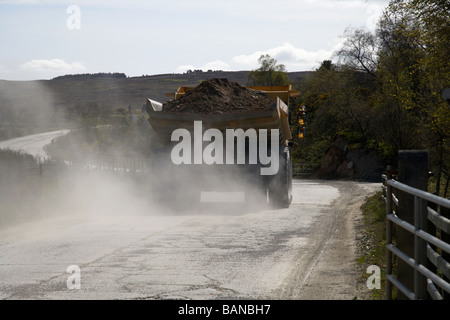 große Muldenkipper kotzte Staub tragen eine Last von Sand und Kies aus dem Steinbruch am Lough Fea Grafschaft tyrone Stockfoto