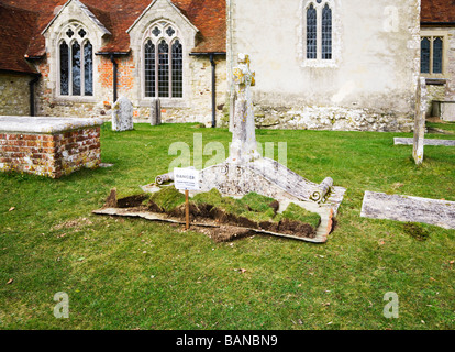 Alten Grabstein und Grab Restaurierung unterzogen. St. John the Baptist Church in dem Dorf Boldre, ländlichen Hampshire. VEREINIGTES KÖNIGREICH. Stockfoto