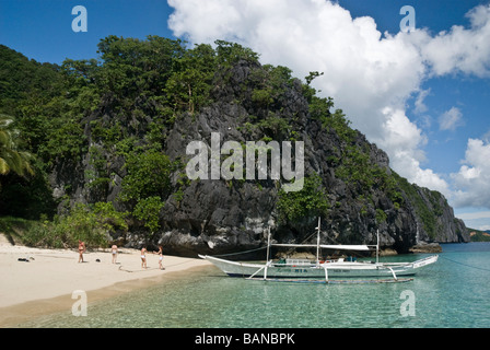 Ein Filipino Bangka (Boot) vor Anker, einer Insel im Bacuit Archipel, Palawan, Philippinen Stockfoto