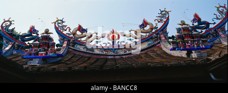 Der taoistische Tempel auf dem Dach dekoriert mit Drachen Drachen in Zhangzhou, Fujian, China.14-Apr-2009 Stockfoto