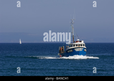 Fischkutter WH296 auf See vor der Küste von Weymouth, Dorset, England. Stockfoto