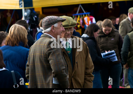 Racegoers auf den Punkt-zu-Pferd Rennen Jahrestagung, Dalton Park, Dalton Holme, East Yorkshire Stockfoto