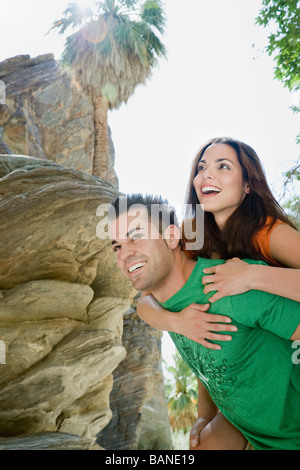 Hispanic Mann geben Freundin Huckepack Fahrt Stockfoto