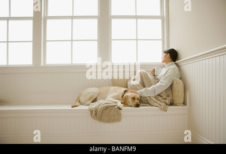 Hispanic Frau Petting Hund Stockfoto