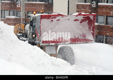 Traktor Schneeräumung, Val Thorens, Trois Vallées, Savoie, Frankreich Stockfoto