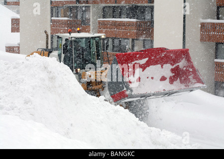 Traktor Schneeräumung, Val Thorens, Trois Vallées, Savoie, Frankreich Stockfoto