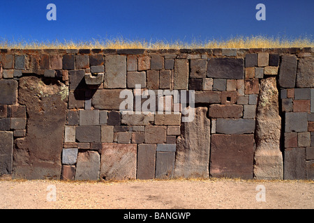 MAGNITIZED mit Steinen die AKAPANA Tempel in den Ruinen von TIWANAKU URBAN STAGE 13:00 Stockfoto