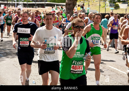 Konkurrenten den London-Marathon 2009 mit Muchute. Stockfoto