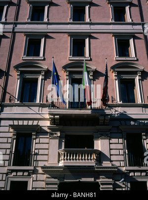 USA, EU und Italienisch Fahnen, aus einem Bürogebäude, Rom, Italien Stockfoto
