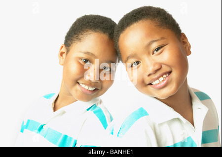 Studioaufnahme des jungen afrikanischen Zwillingsbrüder lächelnd Stockfoto