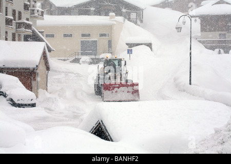 Traktor Schneeräumung, Val Thorens, Trois Vallées, Savoie, Frankreich Stockfoto