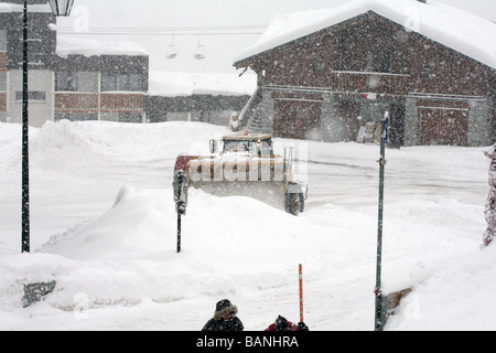 Traktor Schneeräumung, Val Thorens, Trois Vallées, Savoie, Frankreich Stockfoto