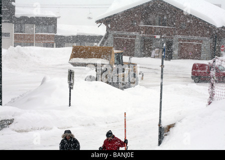 Traktor Schneeräumung, Val Thorens, Trois Vallées, Savoie, Frankreich Stockfoto