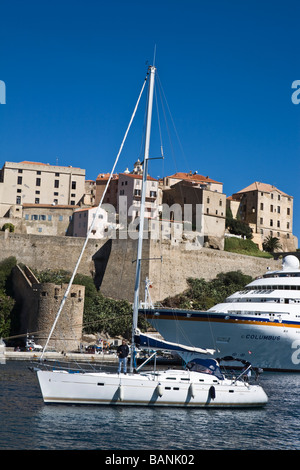 Yacht- und Kreuzfahrtschiff unterhalb der Citadelle im Hafen von Calvi Korsika Frankreich Stockfoto