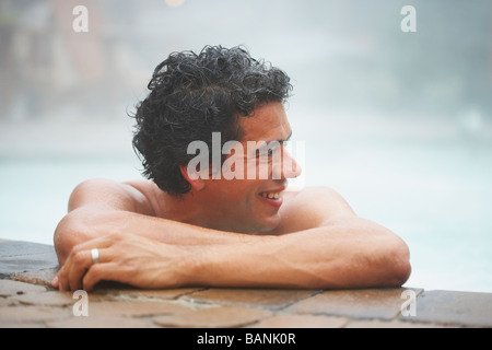 Mann sitzt im Whirlpool Stockfoto