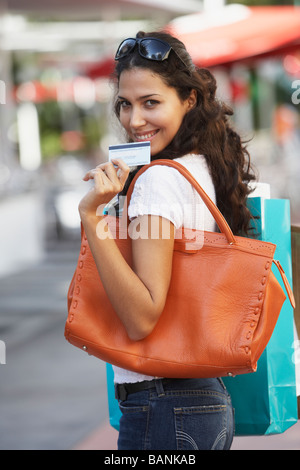 Hispanic Frau Holding Kreditkarte Stockfoto