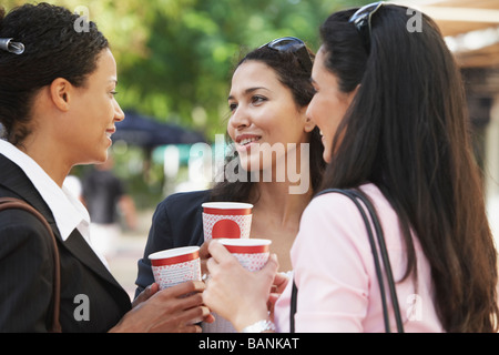 Multi-ethnischen Freunden Kaffeetrinken Stockfoto