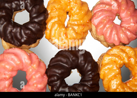 Sechs Donuts mit Glasur in zwei Reihen Stockfoto
