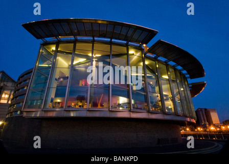 Das Lowry Centre-Fenster leuchtet in der Nacht, Salford Quays, Manchester, England, UK Stockfoto