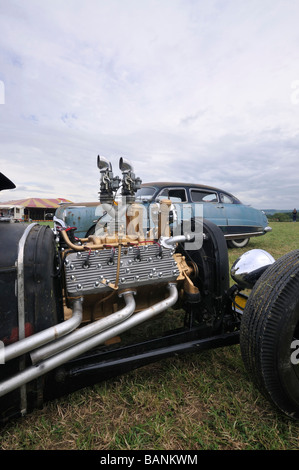 Ford Model A mit Lincoln Flathead V8 Motor 50er Jahre American Hotrod Auto 1951 Hudson Hornet hinter Stockfoto